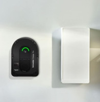 Nová legislativa pro nabíjecí stanice elektromobilů už od příštího roku. Schneider Electric na e‑SALONu 2025 ukáže firmám, jak se připravit